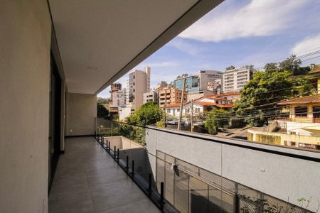 Casa para alugar com 350m², 4 quartos e 3 vagas Casa para alugar com 350m², 4 quartos e 3 vagasVaranda dos quartos 02 e 03