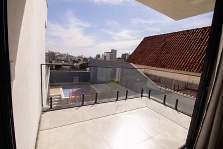 Casa para alugar com 350m², 4 quartos e 3 vagas Casa para alugar com 350m², 4 quartos e 3 vagasVaranda do quarto 01