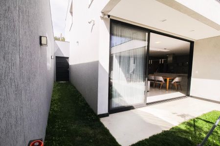 Casa para alugar com 350m², 4 quartos e 3 vagas Casa para alugar com 350m², 4 quartos e 3 vagasÁrea comum - Área verde corredor lateral