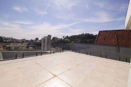 Casa para alugar com 350m², 4 quartos e 3 vagas Casa para alugar com 350m², 4 quartos e 3 vagasVaranda - Quarto 04- Suite 02