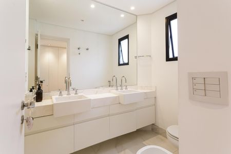 Apartamento para alugar com 148m², 2 quartos e 2 vagas Apartamento para alugar com 148m², 2 quartos e 2 vagasBanheiro da Suíte 2