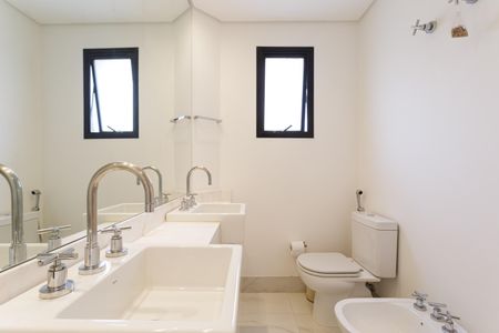 Apartamento para alugar com 148m², 2 quartos e 2 vagas Apartamento para alugar com 148m², 2 quartos e 2 vagasBanheiro da Suíte 2