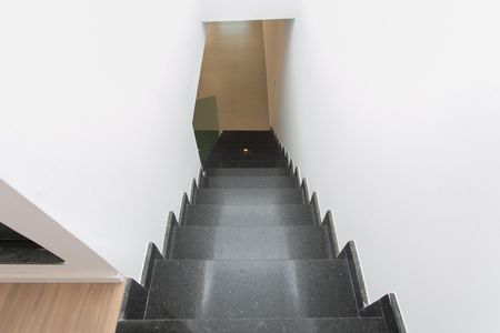 Casa à venda com 135m², 3 quartos e 2 vagas Casa à venda com 135m², 3 quartos e 2 vagasEscada