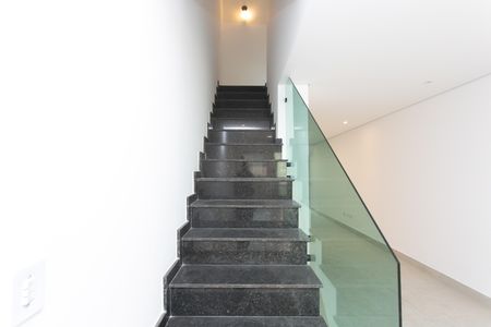 Casa à venda com 135m², 3 quartos e 2 vagas Casa à venda com 135m², 3 quartos e 2 vagasEscada
