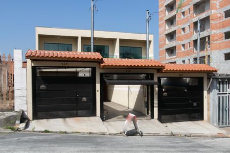 Casa à venda com 135m², 3 quartos e 2 vagas Casa à venda com 135m², 3 quartos e 2 vagasFachada