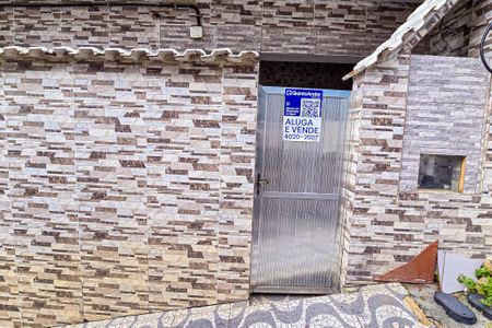 Casa para alugar com 70m², 2 quartos e 1 vaga Casa para alugar com 70m², 2 quartos e 1 vagaFachada casa com placa