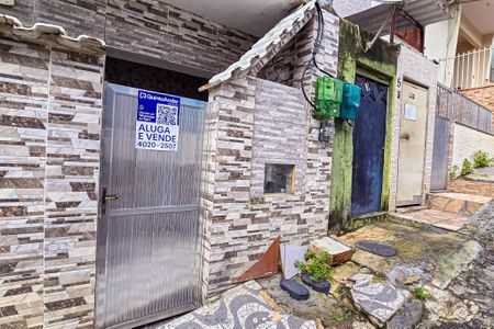 Casa para alugar com 70m², 2 quartos e 1 vaga Casa para alugar com 70m², 2 quartos e 1 vagaFachada casa com placa