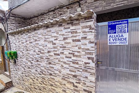 Casa para alugar com 70m², 2 quartos e 1 vaga Casa para alugar com 70m², 2 quartos e 1 vagaFachada casa com placa