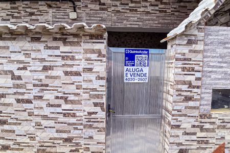 Casa para alugar com 70m², 2 quartos e 1 vaga Casa para alugar com 70m², 2 quartos e 1 vagaFachada casa com placa