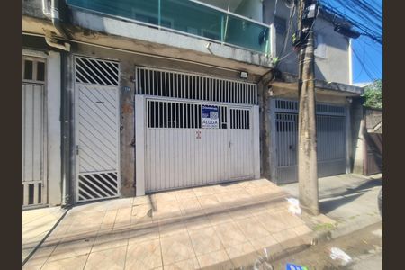 Casa para alugar com 56m², 2 quartos e 1 vaga Casa para alugar com 56m², 2 quartos e 1 vagaFachada do imível com placa QuintoAndar