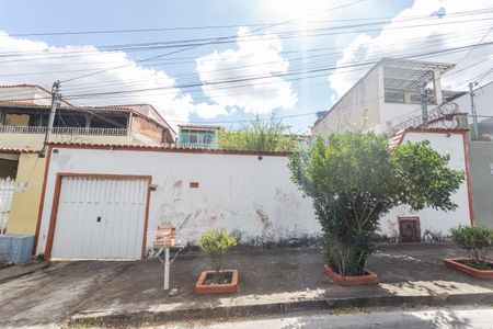 Casa à venda com 360m², 4 quartos e 5 vagas Casa à venda com 360m², 4 quartos e 5 vagasFachada