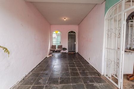 Casa à venda com 360m², 4 quartos e 5 vagas Casa à venda com 360m², 4 quartos e 5 vagasGaragem/Entrada