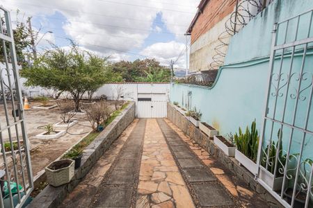 Casa à venda com 360m², 4 quartos e 5 vagas Casa à venda com 360m², 4 quartos e 5 vagasGaragem/Entrada