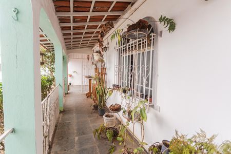 Casa à venda com 360m², 4 quartos e 5 vagas Casa à venda com 360m², 4 quartos e 5 vagasVaranda no Jardim