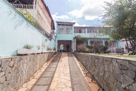 Casa à venda com 360m², 4 quartos e 5 vagas Casa à venda com 360m², 4 quartos e 5 vagasGaragem/Entrada
