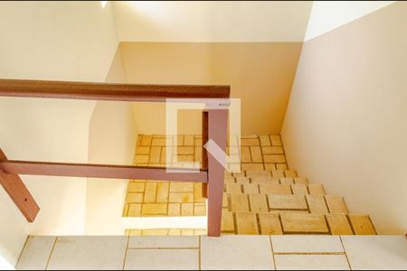 Casa para alugar com 140m², 2 quartos e 2 vagas Casa para alugar com 140m², 2 quartos e 2 vagasEscada