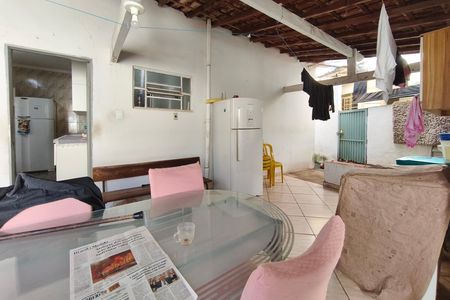 Casa à venda com 195m², 2 quartos e 4 vagas Casa à venda com 195m², 2 quartos e 4 vagasQuintal