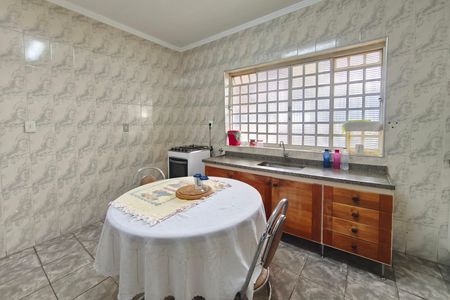 Casa à venda com 195m², 2 quartos e 4 vagas Casa à venda com 195m², 2 quartos e 4 vagasCozinha