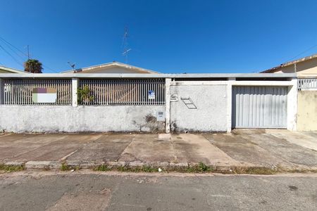 Casa à venda com 195m², 2 quartos e 4 vagas Casa à venda com 195m², 2 quartos e 4 vagasFachada