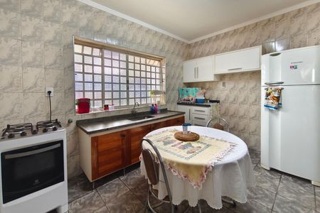 Casa à venda com 195m², 2 quartos e 4 vagas Casa à venda com 195m², 2 quartos e 4 vagasCozinha