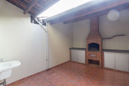 Casa de condomínio para alugar com 70m², 2 quartos e 1 vagaÁrea de Serviço e Churrasqueira