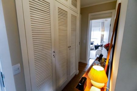 Apartamento à venda com 117m², 3 quartos e 3 vagas Apartamento à venda com 117m², 3 quartos e 3 vagasArmários corredor