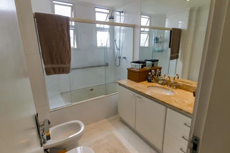 Apartamento à venda com 117m², 3 quartos e 3 vagas Apartamento à venda com 117m², 3 quartos e 3 vagasBanheiro da Suíte