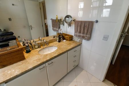 Apartamento à venda com 117m², 3 quartos e 3 vagas Apartamento à venda com 117m², 3 quartos e 3 vagasBanheiro da Suíte