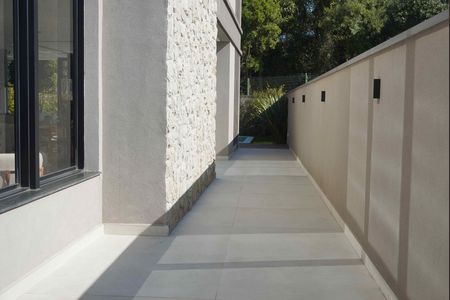 Casa de condomínio à venda com 430m², 3 quartos e 4 vagas Casa de condomínio à venda com 430m², 3 quartos e 4 vagasCorredor - Lateral direito