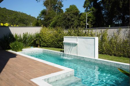 Casa de condomínio à venda com 430m², 3 quartos e 4 vagas Casa de condomínio à venda com 430m², 3 quartos e 4 vagasPiscina