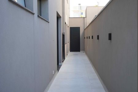 Casa de condomínio à venda com 430m², 3 quartos e 4 vagas Casa de condomínio à venda com 430m², 3 quartos e 4 vagasCorredor - Lateral esquerdo
