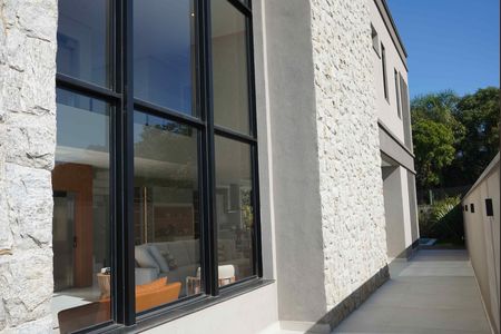 Casa de condomínio à venda com 430m², 3 quartos e 4 vagas Casa de condomínio à venda com 430m², 3 quartos e 4 vagasCorredor - Lateral direito