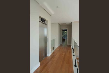 Casa de condomínio à venda com 430m², 3 quartos e 4 vagas Casa de condomínio à venda com 430m², 3 quartos e 4 vagasElevador