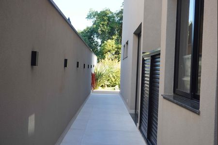 Casa de condomínio à venda com 430m², 3 quartos e 4 vagas Casa de condomínio à venda com 430m², 3 quartos e 4 vagasCorredor - Lateral esquerdo