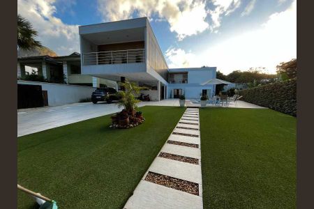 Casa de condomínio à venda com 248m², 4 quartos e 4 vagas