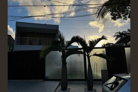 Casa de condomínio à venda com 248m², 4 quartos e 4 vagas