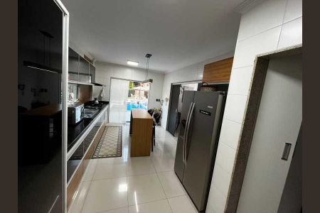 Casa de condomínio à venda com 248m², 4 quartos e 4 vagas