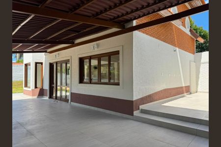 Área externa de casa para alugar com 3 quartos, 220m² em Los Álamos, Cotia