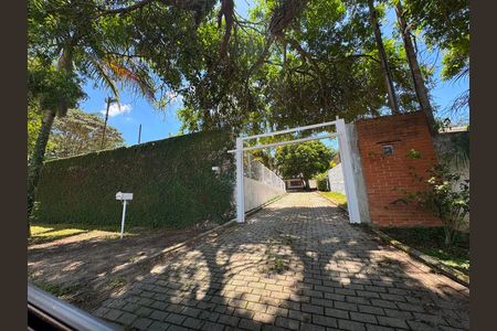 Fachada de casa para alugar com 3 quartos, 220m² em Los Álamos, Cotia