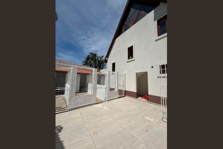 Área externa de casa para alugar com 3 quartos, 220m² em Los Álamos, Cotia