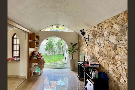 Casa à venda com 300m², 3 quartos e 5 vagas