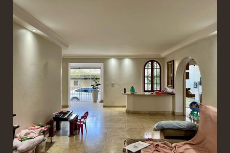 Casa à venda com 3 quartos, 300m² em Pacaembu, São Paulo