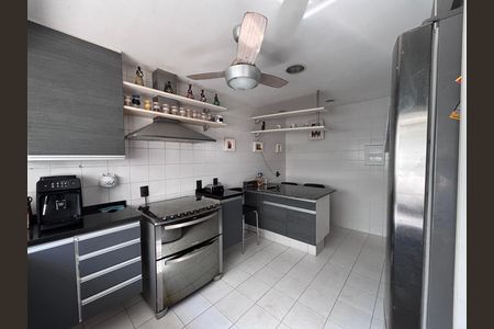 Casa de condomínio à venda com 210m², 5 quartos e 4 vagas Casa de condomínio à venda com 210m², 5 quartos e 4 vagasCozinha