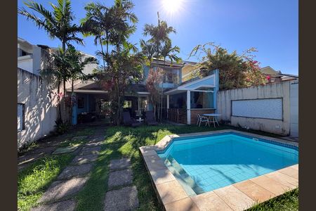 Casa de condomínio à venda com 210m², 5 quartos e 4 vagas Casa de condomínio à venda com 210m², 5 quartos e 4 vagasÁrea externa