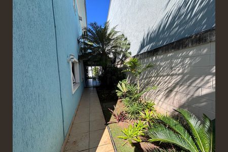 Casa de condomínio à venda com 210m², 5 quartos e 4 vagas Casa de condomínio à venda com 210m², 5 quartos e 4 vagasÁrea externa