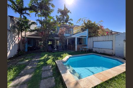 Casa de condomínio à venda com 210m², 5 quartos e 4 vagas Casa de condomínio à venda com 210m², 5 quartos e 4 vagasÁrea externa