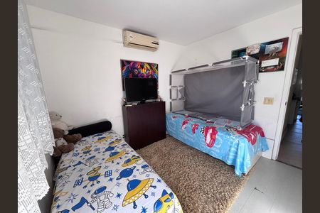 Casa de condomínio à venda com 210m², 5 quartos e 4 vagas Casa de condomínio à venda com 210m², 5 quartos e 4 vagasQuarto 3