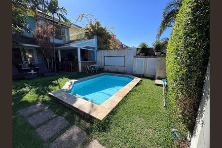 Casa de condomínio à venda com 210m², 5 quartos e 4 vagas Casa de condomínio à venda com 210m², 5 quartos e 4 vagasÁrea externa