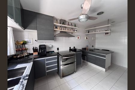 Casa de condomínio à venda com 210m², 5 quartos e 4 vagas Casa de condomínio à venda com 210m², 5 quartos e 4 vagasCozinha