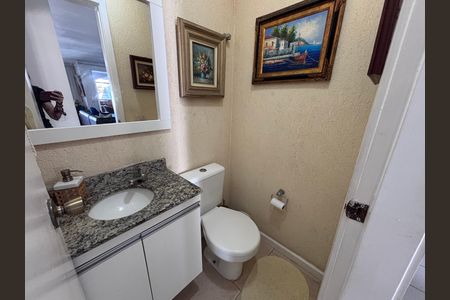 Casa de condomínio à venda com 210m², 5 quartos e 4 vagas Casa de condomínio à venda com 210m², 5 quartos e 4 vagasLavabo